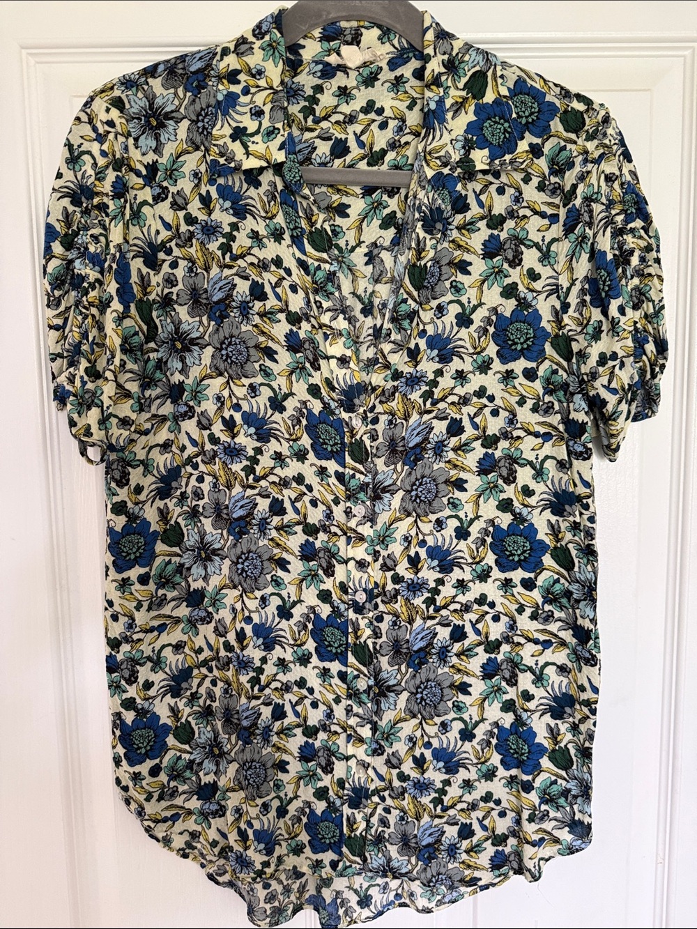 Jane and Delancey Blue and Cream Floral Short-Sleeve Blouse medium